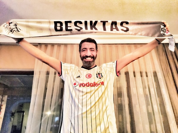 Kendisi aynı zamanda oldukça koyu bir Beşiktaş taraftarı! Bu durumda siyah-beyaza sevdalıların kalbinde ayrı bir yeri var Altun'un tabii.