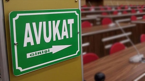 Avukata büroda sözlü danışma saat ücreti 3 bin 500 TL oldu. Resmi Gazete'de yayımlanarak yürürlüğe giren tarifeye göre, Avukatlık Kanunu 35'inci madde uyarınca anonim şirketlerde bulundurulması zorunlu olan sözleşmeli avukatların alacağı ücret 15 bin 800 TL'den 32 bin TL'ye çıkarılarak yüzde 102,53 oranında artırıldı.