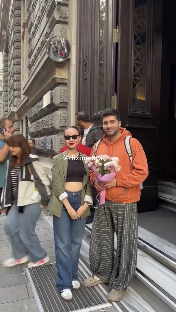 Kızılcık Şerbeti hayranı olan ve İstanbul'a gelerek seti ziyaret eden bir grup, Doğukan Güngör ile hatıra fotoğrafı çekilmek istedi.