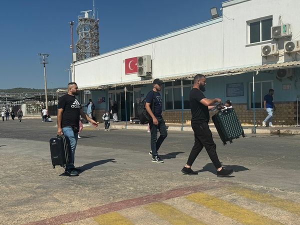 Yabancı uyrukluların, Türkiye'deki farklı havalimanlarından ülkelerine gönderileceği öğrenildi.