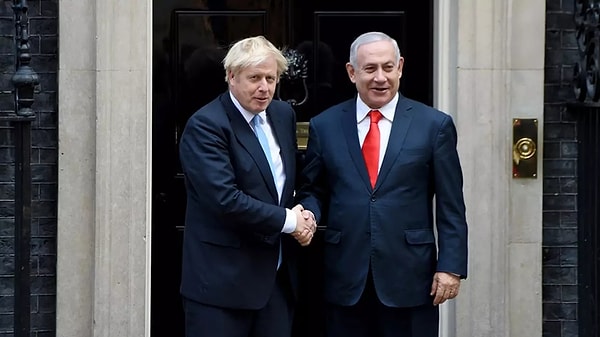 Johnson, Netanyahu'nun "gizli ek binada" bulunan tuvaleti kullanmak için izin istemesinin ardından güvenlik ekibinin arama yaptığını ve dinleme cihazı bulduklarını belirtti.