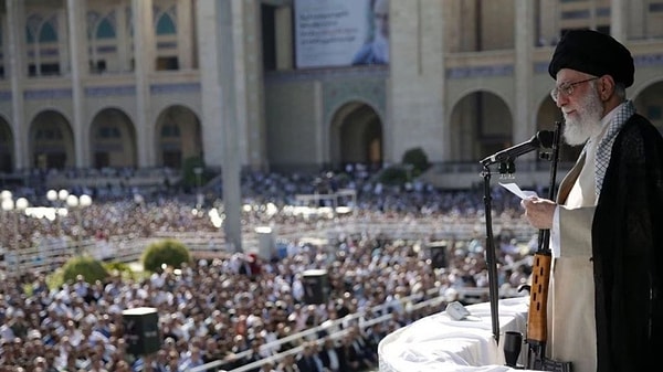 İran’ın İsrail’e yaptığı saldırının meşru olduğunu söyleyen Hamaney; “Silahlı kuvvetlerimizin eylemi işgalci siyonist rejime karşı verebileceğimiz en hafif cezaydı. İşledikleri akıl almaz suçlar karşısında bu kana susamış kuduz köpeğe karşı verebileceğimiz en hafif yanıtı verdik. Biz her türlü görevimizi yerine getirmeye devam edeceğiz. Her türlü sorumluluğumuzu ciddiyetle yerine getirmeye devam edeceğiz. İslam Cumhuriyeti elindeki vazifeyi en büyük kararlılıkla yerine getirecek." ifadelerini kullandı.