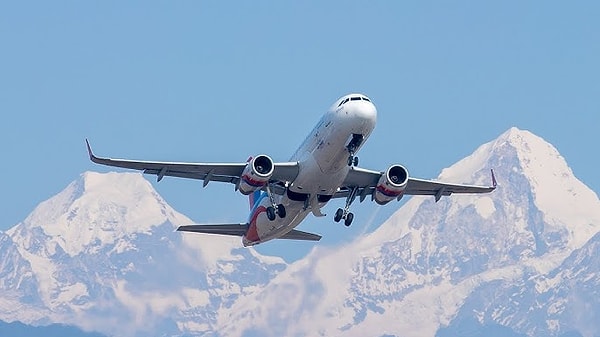 Ticari uçaklar genellikle 10.668 metre gibi yüksek irtifalarda uçar ve burada solunabilir hava yoktur. Yolcuların oksijen maskeleri ve tankları olmadan paraşütle atlaması mümkün değildir.