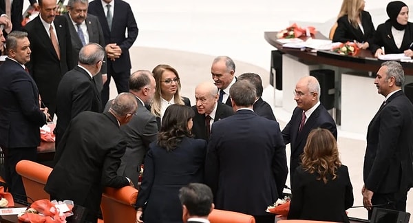 MHP Genel Başkanı Devlet Bahçeli, DEM Parti milletvekilleri ile tokalaşmış ve ayak üst kısa süreli bir görüşme olmuştu.