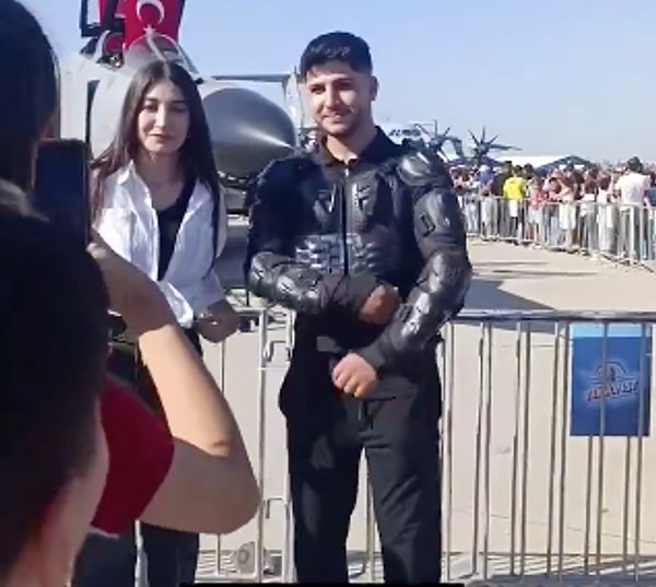 Bir vatandaş, motorcu ekipmanlarıyla katıldığı TEKNOFEST'te, beklemediği bir ilgiyle karşılaştı. Kıyafetinden dolayı birçok kişi onu pilot sanarak fotoğraf çektirmek istedi.