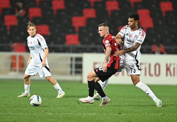 Gaziantep FK’nın bulduğu bir gol VAR kontrolü sonrasında iptal edilirken 90+4'te gelen gol sonrası tribünler büyük sevinç yaşadı.