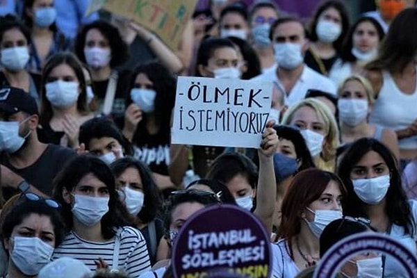 Ancak dizinin hikayesi ve oyuncuları bir yana son dönemlerde hepimizin kanayan yarası olan kadın cinayetleri, düzenlenen bu gecede gündem konularından biri oldu.