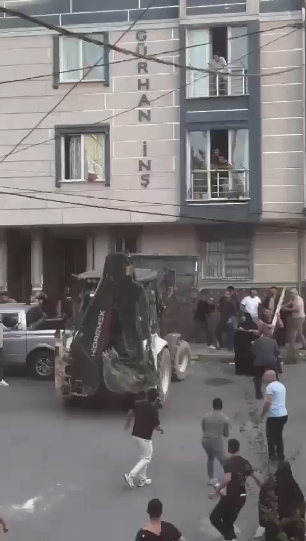 Kadın, çocuk demeksizin herkesin birbirine saldırdığı kavgada 20 kişi yaralandı.