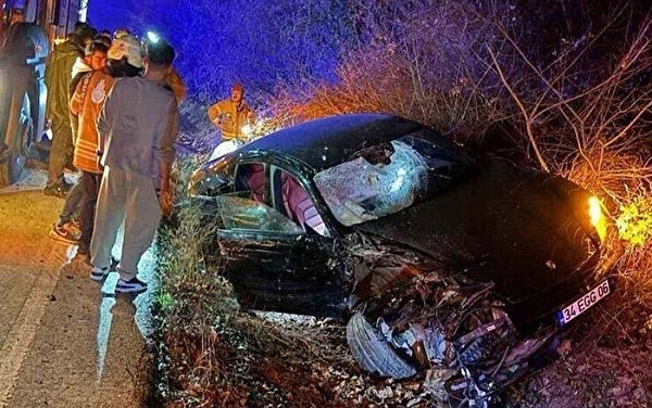 17 yaşındaki Timur Cihantimur'un kullandığı aracın yol kenarında duran ATV’ye çarpması sonucu meydana gelen kaza sonrası, otomobilin otomatik olarak 112'yi aradığı belirlendi.