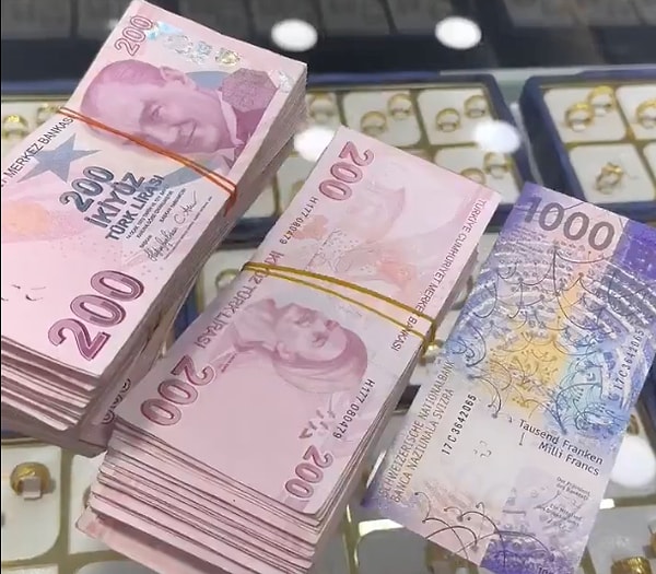 Banknot halindeki 1000 İsviçre frangıyla kuyumcuya giden vatandaş, karşılığında 40 bin lira değerindeki 4 deste Türk Lirası aldı.