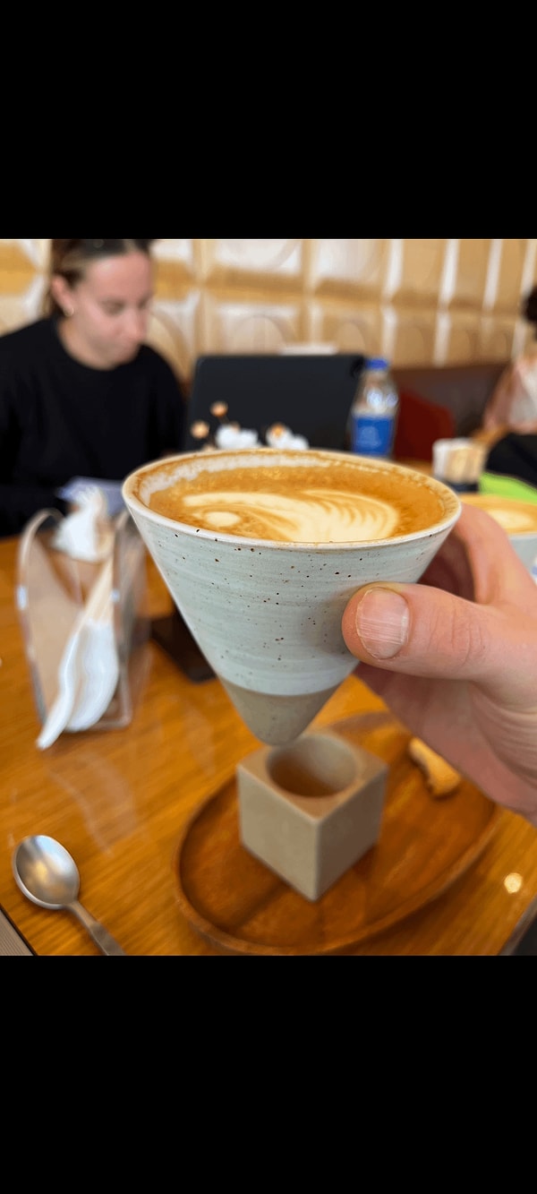 2. Onu sıkı tutun: Masaya rastgele bırakamayacağınız bir latte