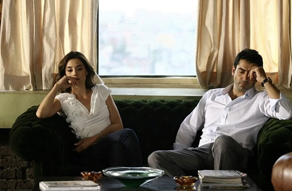 2009-2011 yılları arasında televizyonda yayınlanan Ezel, Türk dizi tarihine en çok damga vuran yapımlardan biri. Oyuncu kadrosunda Kenan İmirzalıoğlu, Cansu Dere, Yiğit Özşener, Barış Falay, Tuncel Kurtiz ve Haluk Bilginer'in yer aldığı dizi aşk, ihanet ve entrika deyince ilk aklımıza gelenlerden.