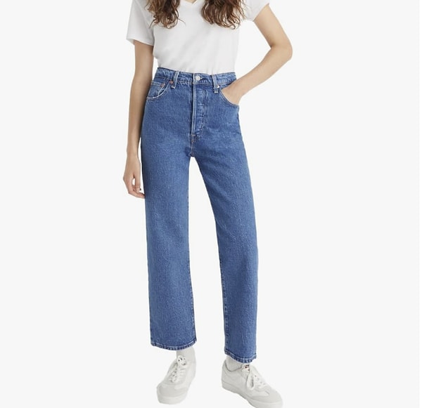 Levi's Ribcage Straight Jeans Kot Pantolon Kadın modeli, geniş paça tasarımı ile dikkat çekiyor.