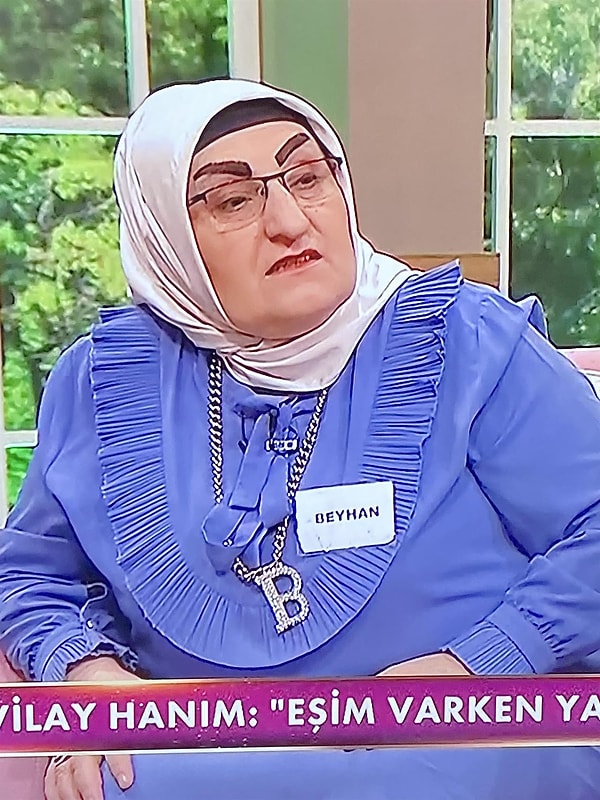 Programa çıkmadan önce kaşlarını boyamaya başlayan Beyhan Hanım'ın yeni tarzı izleyici tarafından benimsense de Beyhan Hanım'ın her bölüm kaşlarını daha da kalın ve kavisli bir şekilde boyamasıyla kendisine epey benzetmeler yapılmıştı.