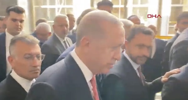 Hilal Köylü bir kez daha sorusunu yineleyerek “Ilımlı hava sürecek mi?” diye sordu. Cumhurbaşkanı Erdoğan, “Rüya cevabı verdi” diyerek uzaklaştı.