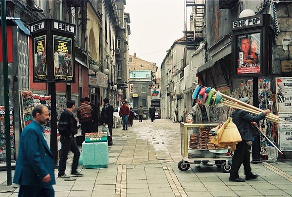 O dönemde Osmanlı Bankası’nın mülklerinin değerini artırma girişimleri sonucu çıkmaz sokak genişletildi ve iki bina arasındaki bağlantı sağlandı.