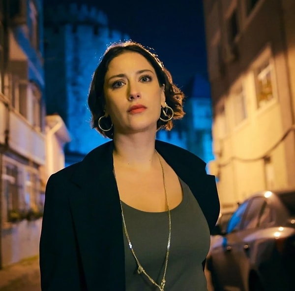 Hazal Kaya, son günlerde TOD Tv'deki yeni dizisi Sorgu'yla gündemde, belki denk gelmişsinizdir. Bu sebeple de birçok programa katılıyor tabii.