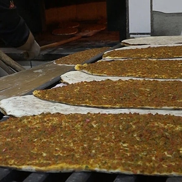 Lahmacun harcına kıyma ile karıştırılan sakatat gibi ürünler içindeki karışım nedeniyle fark edilmesi zor hale geliyor. Hatta bazı lahmacunlara hiç kıyma katılmıyor. Ancak müşterinin bu durumu anlaması bir hayli zor.