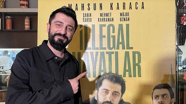 Hemen hemen herkesin Röportaj Adam adıyla tanıdığı Mahsun Karaca, yeni filmiyle ekranlara gelmeye hazırlanıyor. İzleyenler hatırlar 2023 yılında 'İllegal Hayatlar' vizyona girmiş ve trajikomik sahneleriyle çok güldürmüştü.