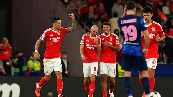 UEFA Şampiyonlar Ligi'nin 2. hafta maçında Benfica, sahasında Atletico Madrid'i ağırladı. Kerem Aktürkoğlu'nun da süre aldığı karşılaşmayı ev sahibi ekip 4-0 kazanırken, tribünde yaşanan olaylar maça damgasını vurdu.