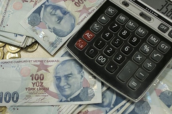 Yıl sonu enflasyon tahmini Merkez Bankası’nın anketinden çıkan sonuca göre gerçekleşirse SSK ve Bağ-Kur emekli zammı yüzde 5.53 olacak. Memur ve memur emeklisi ise buna göre yüzde 5.03 enflasyon farkı alacak.