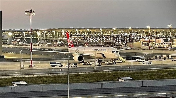 İkinci pilotun, Boston Hava Trafik Kontrolörü ile yaptığı telsiz konuşmasının kaydı ortaya çıktı. Kayıtta pilotun, “Uçakta şu an bir kaptan pilotumuz ve bir yardımcı pilotumuz var. Başlangıçta üç pilotumuz vardı. Ancak bir kaptanımızı kaybettik” dediği duyuldu.