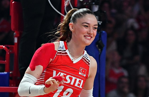 A Milli Kadın Voleybol Takımı ve VakıfBank'ın başarılı oyuncusu Zehra Güneş, TRT Spor Yıldız'da katıldığı "Hızlı Sorular" köşesinde dikkat çeken açıklamalarda bulundu.