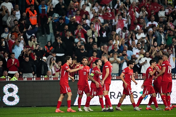 Golden sonra da baskılarını sürdüren millilerimiz gol bulamasa da yarattığı pozisyonlarla göz doldurmayı başardı.