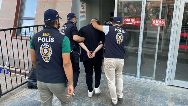 Eskişehir Emniyet Müdürlüğü’nde ifadesi alınan Gökben D., işlemlerinin ardından elleri arkadan kelepçeli olarak adliyeye sevk edildi. Duman, çıkarıldığı mahkemece tutuklandı.