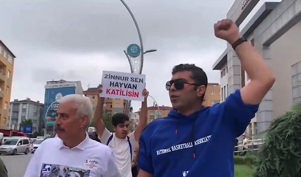 50’ye yakın kedi ve köpeğin acımasızca canına kıyıldığı olay için Gebze Belediyesi binasının önünde eylem başladı.