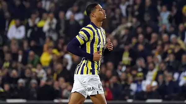 Fenerbahçe'nin başarılı futbolcusu Jayden Oosterwolde için Endonezya Futbol Federasyonu harekete geçti ve 23 yaşındaki oyuncuya milli takım forması giymesi için teklif yaptı.