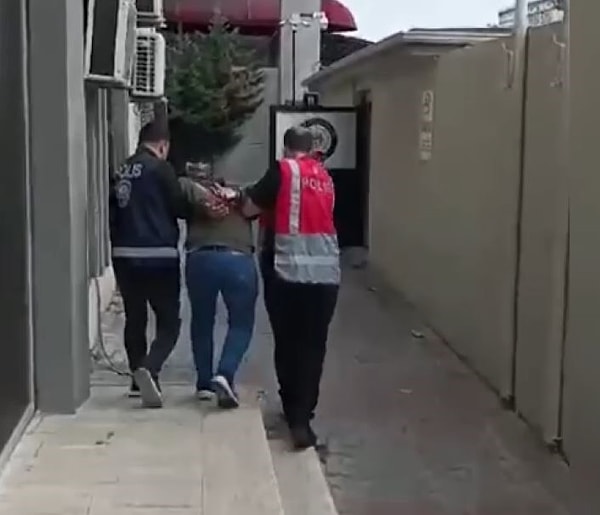 Olay sonrası ihbar üzerine olay yerine polis ve sağlık ekipleri sevk edildi. Ambulansla hastaneye kaldırılan kadının hamile olduğu öğrenildi. Yürütülen çalışmalar neticesinde B.Ç.’nin yerini tespit eden ekipler, şüpheliyi yakaladı. Gözaltına alınan şahsın emniyetteki işlemleri sürerken, hamile kadın ve bebeğinin durumunun ise iyi olduğu öğrenildi. Konuya ilişkin polis ekiplerinin çalışmaları sürüyor.