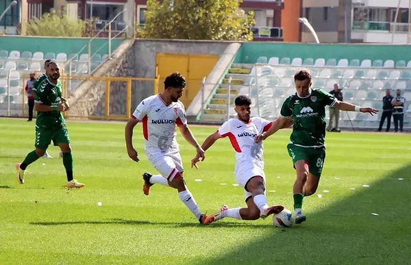 3.Lig'de Amasyaspor evinde Balıkesirspor'u ağırladı. 31.dakikada öne geçen misafir ekip 84 ve 88.dakikalarda yediği golle 2-1 mağlup oldu.