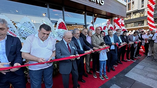 Gazze'de yaşanan soykırım sebebiyle İsrail'e destek verdiği iddia edilen boykot listesindeki firmanın Rize'deki açılışına AK Parti Rize Teşkilatı neredeyse tam kadro katılmıştı.