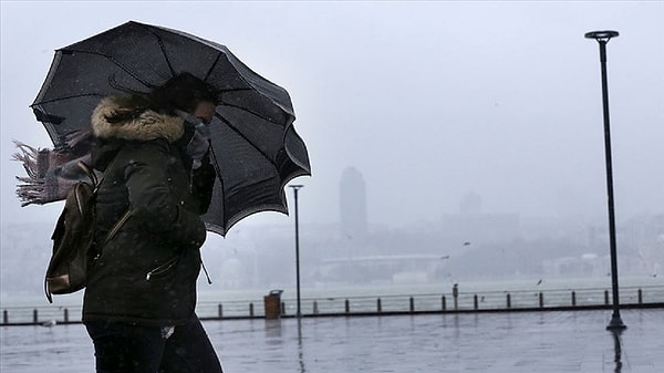 Meteoroloji tarafından yapılan son değerlendirmelere göre, Doğu Karadeniz'deki sağanak ve gök gürültülü sağanak yağışlar nedeniyle Artvin ve Rize için sarı kodlu uyarı yapıldı.