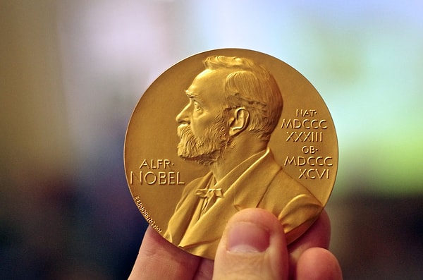 2024 Nobel Ekonomi ödülü, kurumarın refahı nasıl oluşturduğu ve etkilediği ile ilgili çalışmaları nedeniyle üç bilim insanına verildi. Nobel alan isimler 1.1 milyon dolar ödülün de sahibi olacak.