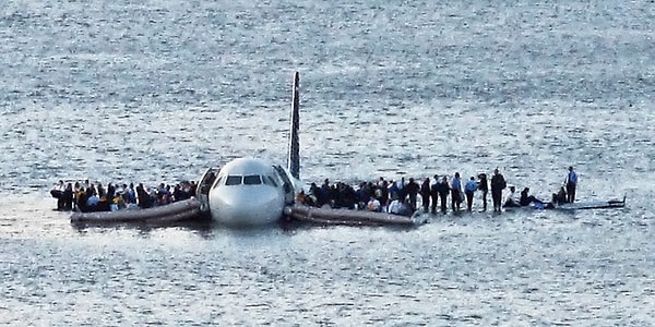 Pilotlar ram air turbine’i devreye sokarak uçuşu güvenli bir şekilde Hudson Nehri’ne indirmeyi başardılar. Küçük ama etkili olan bu türbinler uçağın hızına bağlı olarak dönerken gürültülü bir şekilde çalışıyorlar.