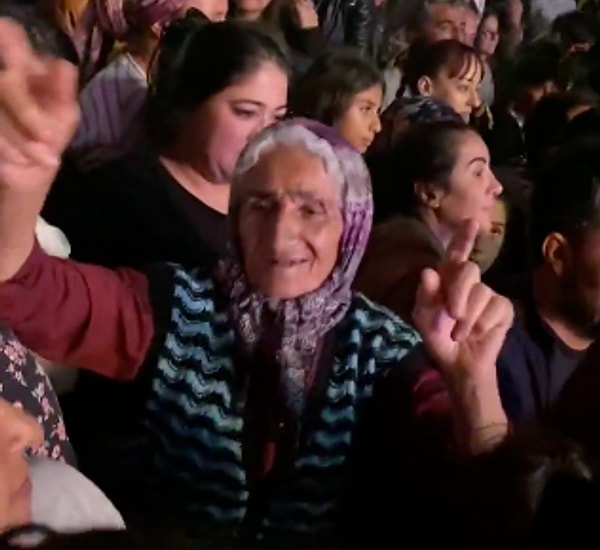 İzleyenlerin yüzünde gülümseme bırakan bu görüntüler, sosyal medya kullanıcılarından binlerce beğeni ve yorum aldı.