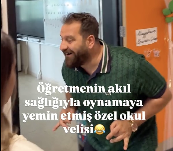 Bir velinin ardı arkası gelmeyen isteklerini yerine getirmeye çalışan öğretmeni canlandıran Ünver videoya, "Öğretmenin akıl sağlığıyla oynamaya yemin etmiş özel okul velisi." notunu düştü.