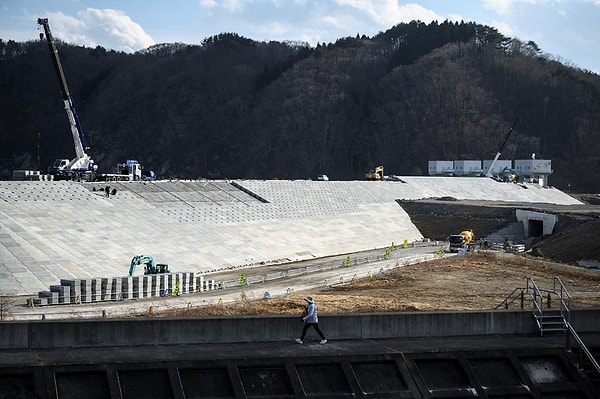 Yeni inşa edilen bu duvarlar bazı bölgelerde 14,7 metre yüksekliğe kadar çıkabiliyor. Bu yükseklik, 2011'deki tsunaminin neden olduğu dev dalgalarla baş edebilmek için tasarlandı.