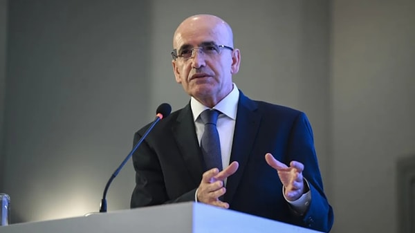 Mehmet Şimşek, NTV'de katıldığı yayında "Kiralara %25 zam sınırı getirmişler. Biz bunu kaldırdık. Bu sınır kalkınca geçmiş yılların enflasyon farkını yansıtmaya çalıştılar, kiralar %120 arttı" dedi.