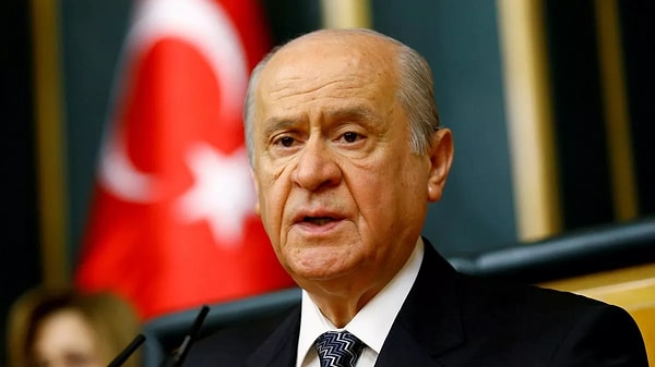 Anayasa'nın 3. maddesini hedef alan Numan Kurtulmuş'a tepki gösteren Bahçeli, "Devlet millettir, millet de devlettir. Devlet, ülkesi ve milletiyle bir ve bütündür. İkisini birbirinden ayırmak, ayrı değerlendirmek, zaman zaman da çatıştırmak fahiş bir yanlış olmanın yanı sıra devlet onurunu hazmedemeyen nevzuhur demokrat yobazların handikap ve hüsranıdır" diye konuştu.