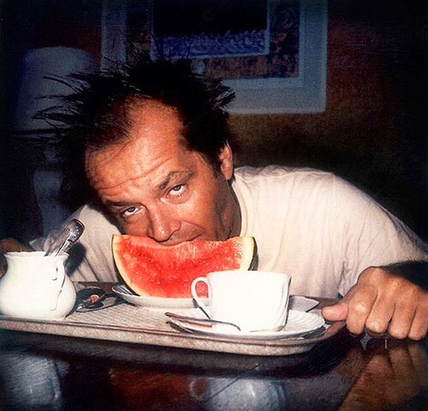 8. Afiyet olsun demek isterdik fakat pek olmamış gibi... Jack Nicholson kahvaltı ederken.