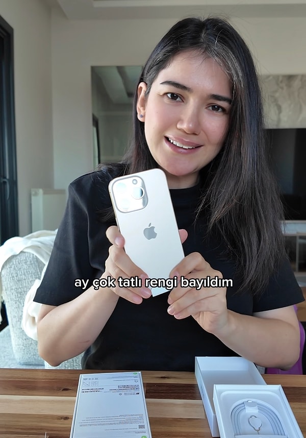 Hangi rengi alacağına karar veremeyen içerik üreticisi iPhone 16 Pro modelinin iki rengini almaya karar vermişti.