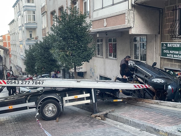 Olay yerine gelen itfaiye ekipleri araçta sıkışan sürücüyü kurtardı. Talihsiz kazada kimsenin yaralanmadığı da aktarıldı.