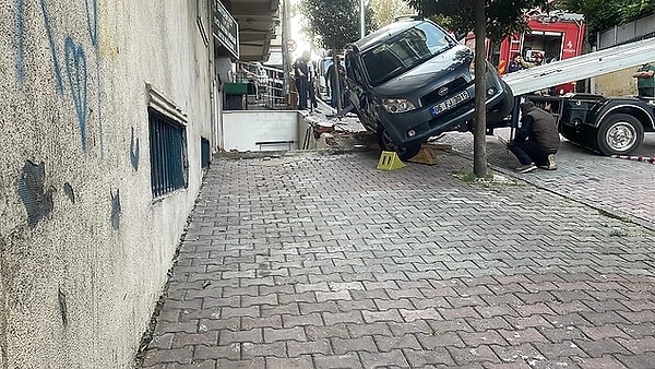 İstanbul Güngören’in Akıncılar Mahallesi’nde yaşanan olayda bir sürücü geri manevra yaparken frene basacağına gaza bastı ve felaketin eşiğinden dönüldü. Kaldırımda ilerleyen öğrenciler aracın geldiğini görünce koşarak canlarını kurtarmaya çalıştı.