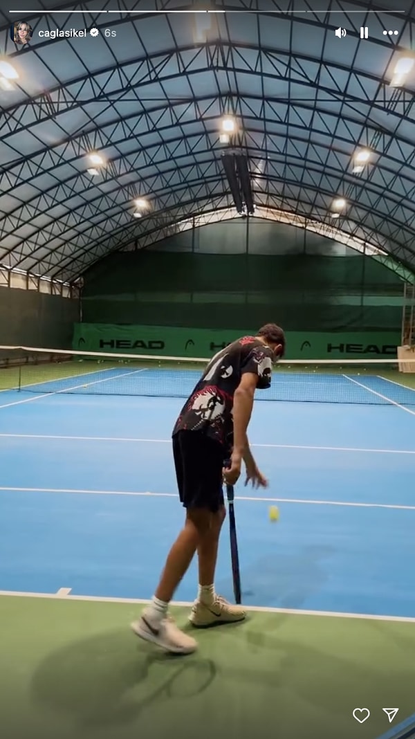 Çağla Şıkel oğlu Kuzey'in tenis antrenmanını izledi.