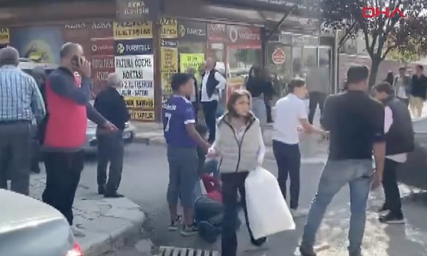 Ayağa kalkamayan vatandaş, yol kenarında sağlık ekiplerini bekledi.