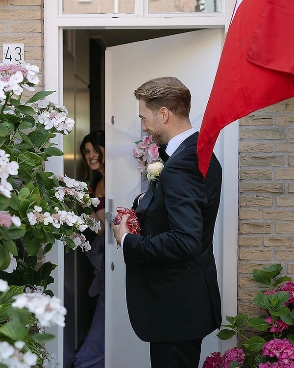 Buram buram Türk gelenek ve görenekleri kokan düğün tam da Karsu'nun bahsettiği gibi olmuştu. Hollandalı damat kapıda bile bırakılmıştı.