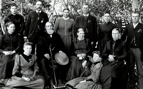 Bir diğer popüler teori ise fotoğrafçılığın o dönemdeki teknolojik kısıtlamalarıyla ilgili. İlk nesil kameralar, bir fotoğrafı çekmeden önce dakikalarca hazırlık yapmayı gerektiriyordu.